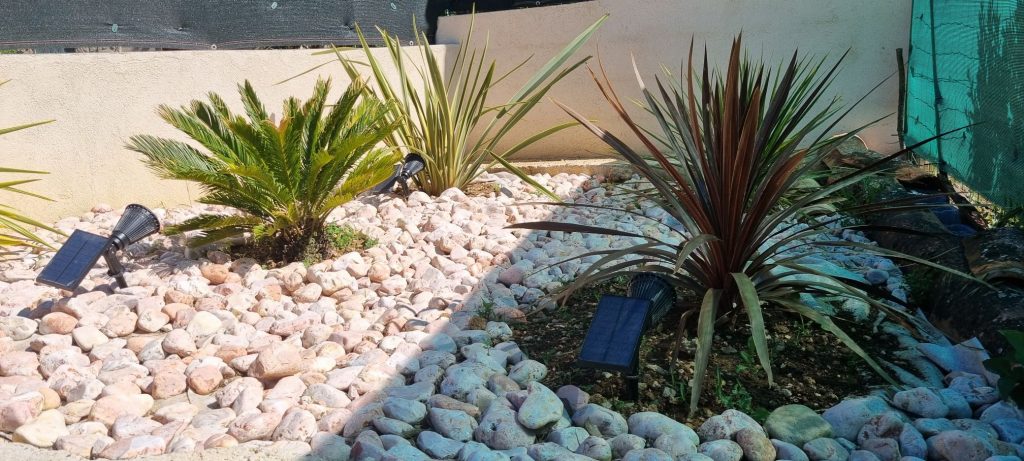 Massif de fleurs avec des galets roulés