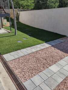 Allée de maison avec des agrégats de marbre rose 