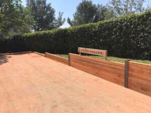 Terrain de pétanque avec du sable de marbre rose 