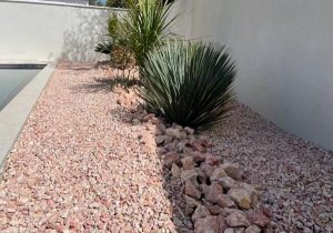 Réaliser un paillage minéral dans le jardin avec des agrégats de marbre rose à Vannes