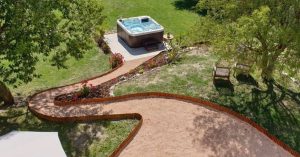 Aménagement extérieur avec des agrégats de marbre rose à Limoges