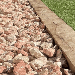 Aménagement extérieur avec des pierres à gabion de Marbre rose dans un jardin à Annecy
