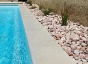 Aménagement extérieur avec des galets de marbre rose à Agay