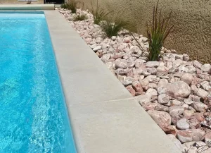 Aménagement extérieur avec des galets de marbre rose à Aubignan