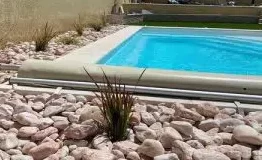 Pourtour de piscine avec des galets décoratifs à Antibes