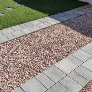 Aménagement extérieur avec des galets de marbre rose à Nice