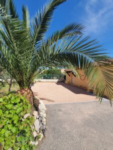 Aménagement extérieur avec du sable décoratif de marbre rose à Beaumettes