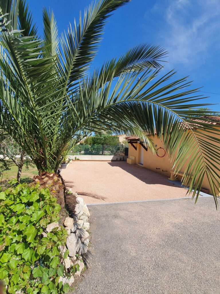 Aménagement extérieur avec du sable décoratif de marbre rose à Beaumettes
