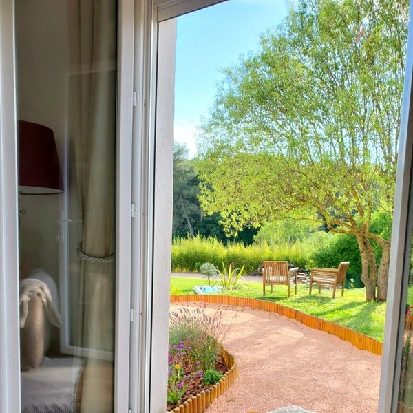 Aménagement extérieur avec du sable décoratif rose à Beaulieu