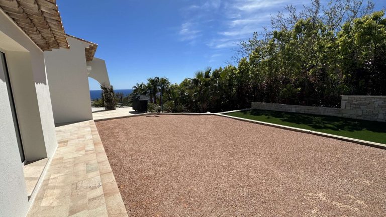 Allée de maison avec du gravier/ gravillon de marbre rose à Draguignan