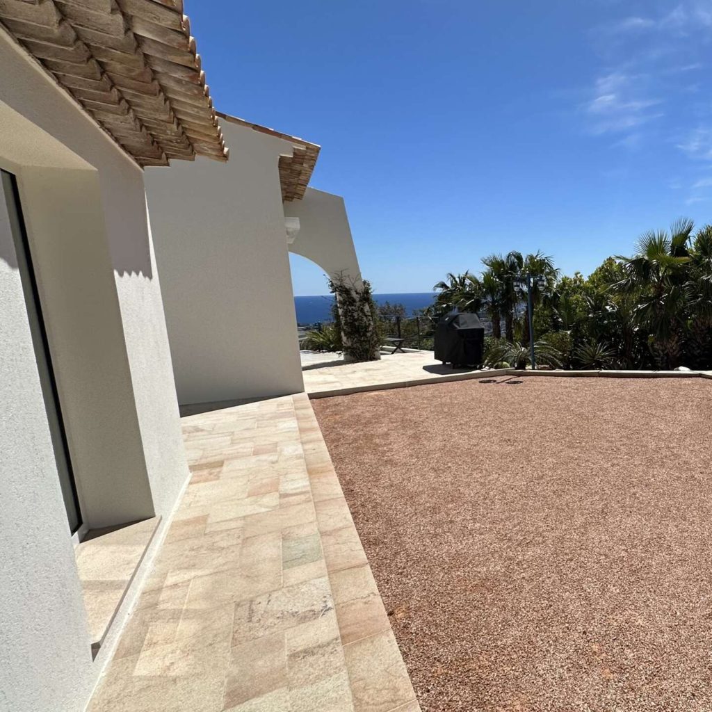 Allée de maison avec du gravier/ gravillon de marbre rose à Draguignan: ainti mauvaises herbes