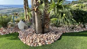 Aménagement extérieur avec des pierres à gabion de Marbre Rose à Montévrain