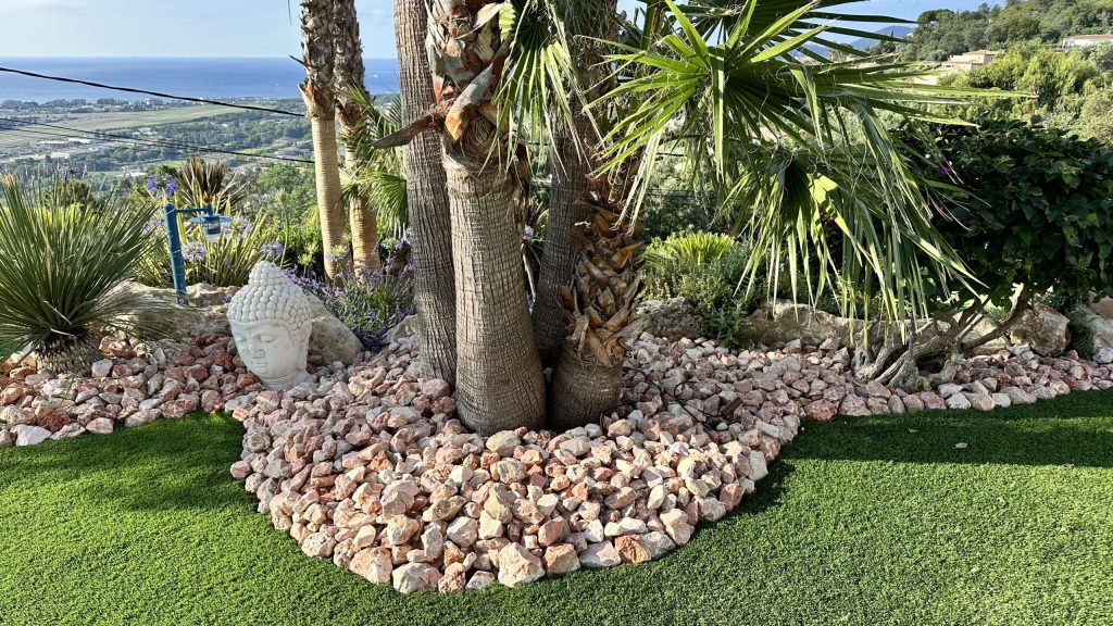 Aménagement extérieur avec des pierres à gabion de Marbre Rose à Bevons