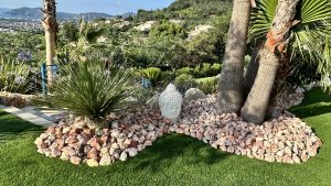 Aménagement d'un jardin à Aubignan  avec des galets de marbre rose