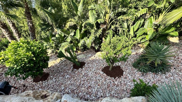 Aménagement extérieur avec des galets de Marbre rose jardin