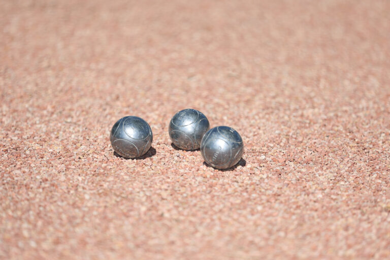 Aménagement d'un terrain de pétanque à Cannes avec du sable de marbre rose