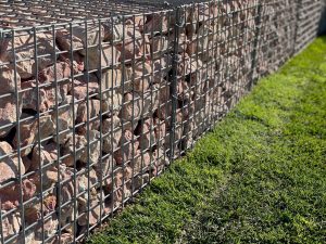 Aménagement extérieur avec des pierres à gabion de Marbre rose à Bevons