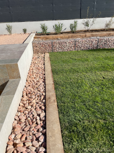Aménagement extérieur avec des pierres à gabion de marbre rose