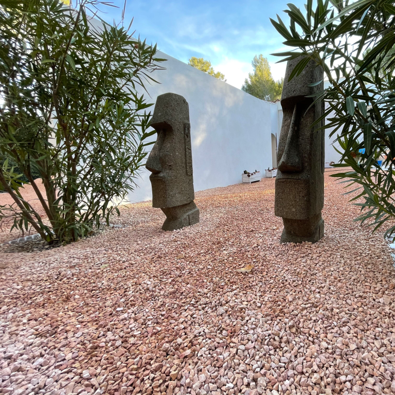 jardin zen avec statues