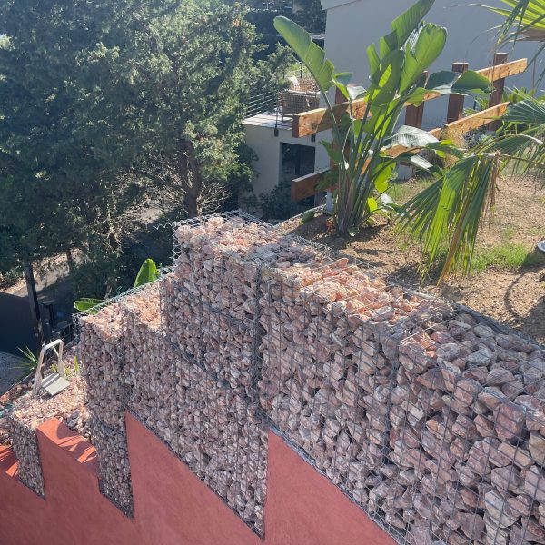 Aménagement extérieur avec des pierres à gabion de Marbre Rose à Dijon