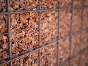 Mur en gabion avec des agrégats de marbre rose