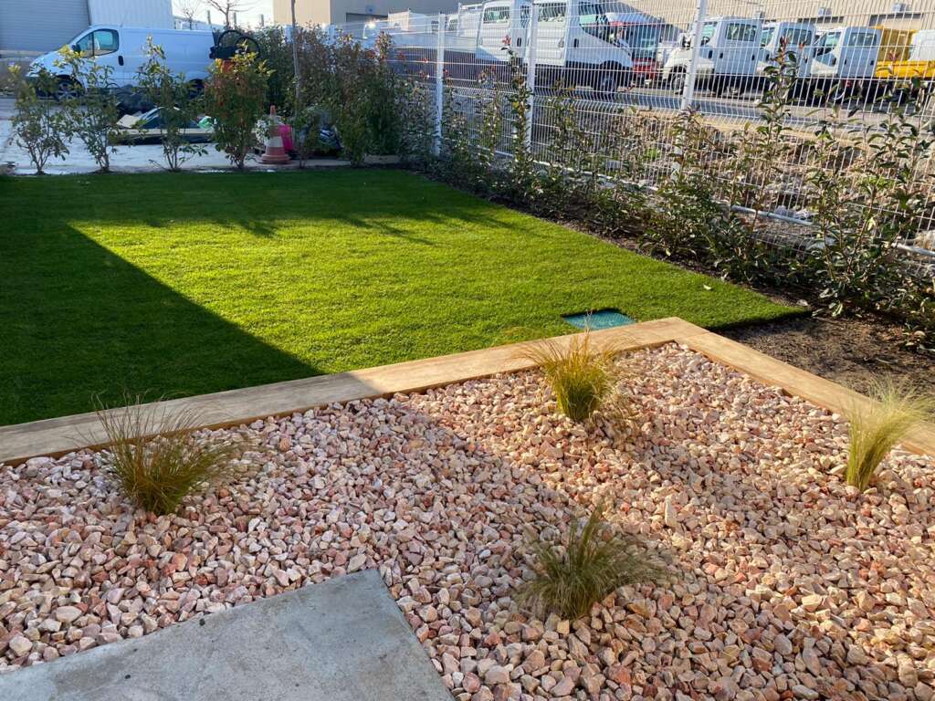 Aménagement extérieur avec du gravier 20/40 de marbre rose à Bedoin