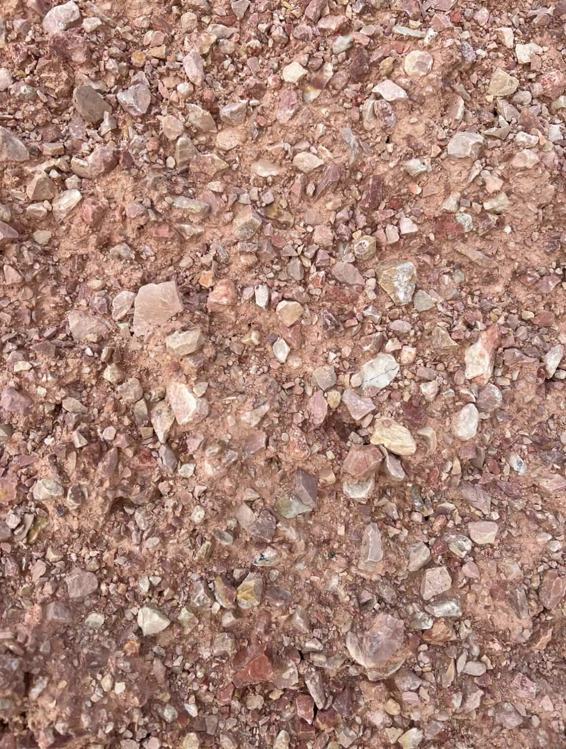 Gravier tout venant rose naturel granulométrie 0-20 mm pour aménagement extérieur et terrain de pétanque