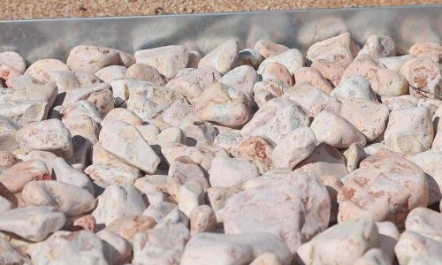 Gravier-Gravillon-Gabion-Concassé-Caillou-Galet-Sable-pétanque-de-marbre-rose-CARRIERE-VILA00031-scaled-e1634046734115